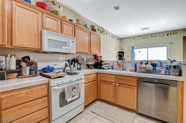 1007 Shades End Ave, North Las Vegas, NV 89081 - kitchen featuring white appliances, a sink, backsplash, a peninsula, and recessed lighting