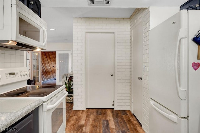 kitchen featuring visible vents, wood finished floors, light countertops, recessed lighting, and white appliances