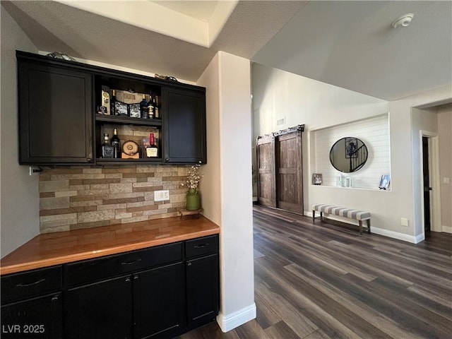bar with visible vents, baseboards, a dry bar, dark wood finished floors, and backsplash