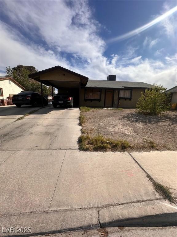 ranch-style home with driveway
