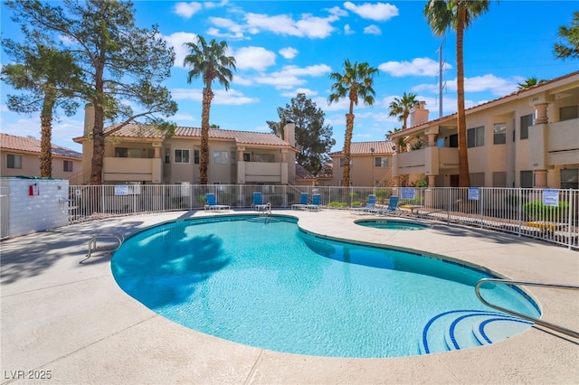 912 Falconhead Ln Unit 101, Las Vegas, NV 89128 - community pool featuring fence, a residential view, a community hot tub, and a patio area