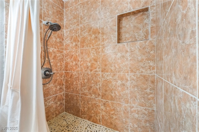750 S Royal Crest Cir Unit 317, Las Vegas, NV 89169 - bathroom with a tile shower