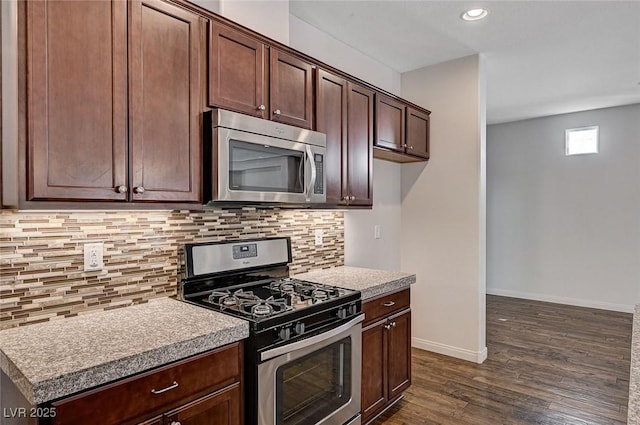 kitchen featuring dark wood-style flooring, stainless steel appliances, baseboards, recessed lighting, and tasteful backsplash