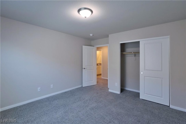 unfurnished bedroom featuring baseboards, carpet, and a closet