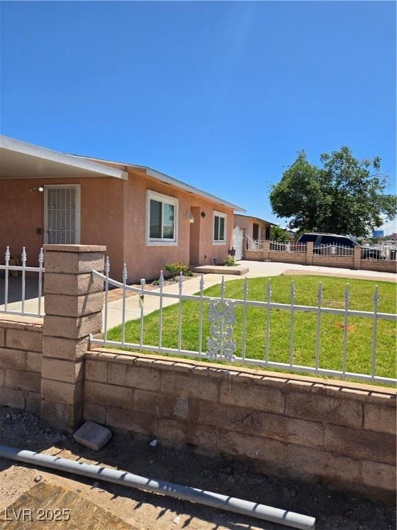 ranch-style home featuring fence, a front lawn, and stucco siding