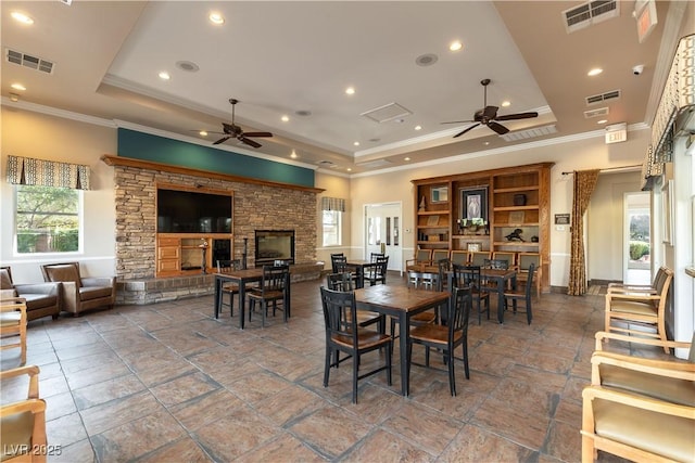 dining area featuring visible vents, crown molding, a raised ceiling, and ceiling fan