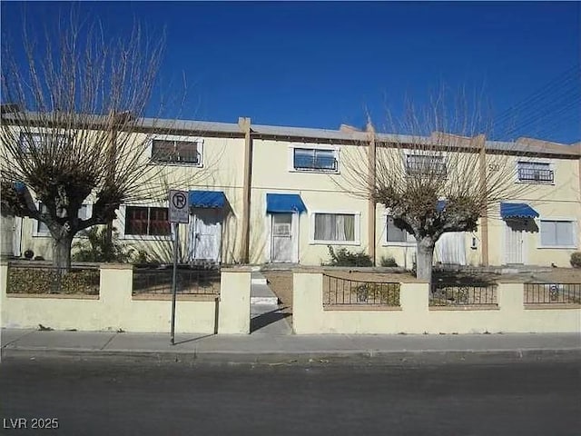 view of front facade with a fenced front yard