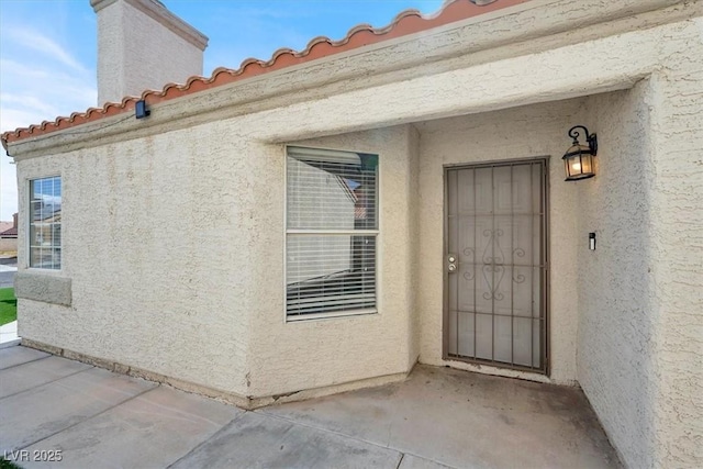 property entrance featuring stucco siding