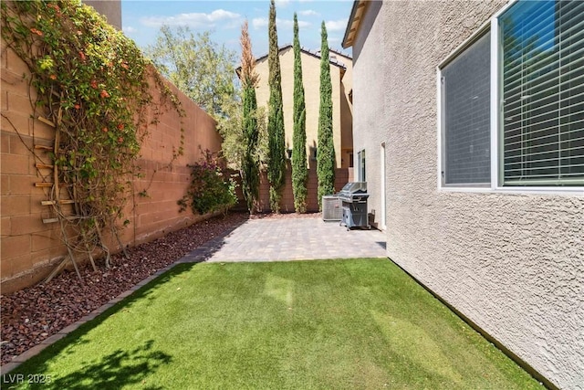 view of yard featuring a patio area