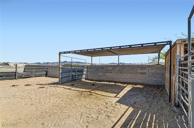 view of yard featuring an exterior structure