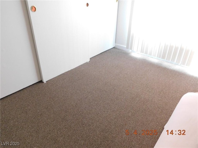 spare room featuring visible vents and carpet