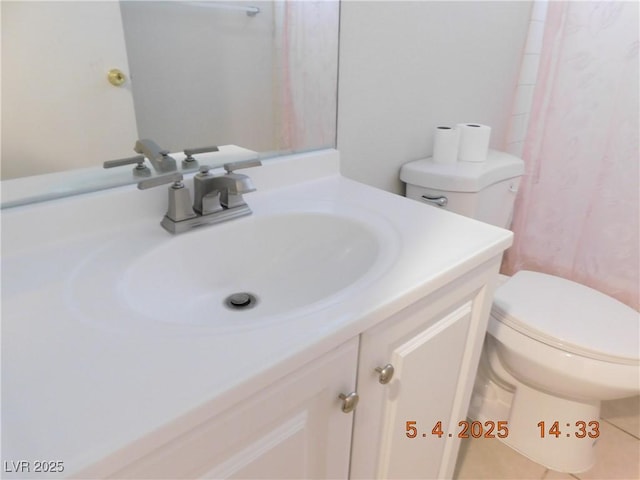 bathroom with toilet, a shower with curtain, and vanity