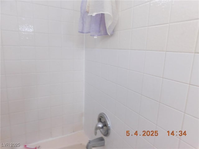 full bathroom featuring shower / washtub combination