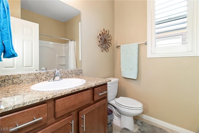 full bathroom with toilet, baseboards, a shower with curtain, and vanity