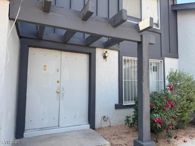 entrance to property with stucco siding