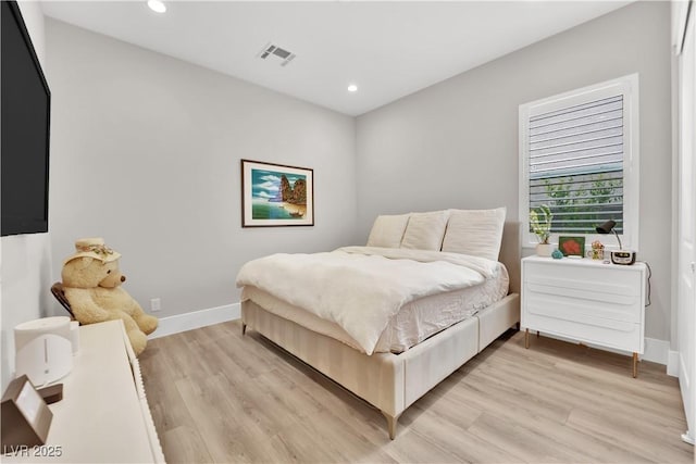 bedroom featuring recessed lighting, baseboards, visible vents, and light wood-style floors