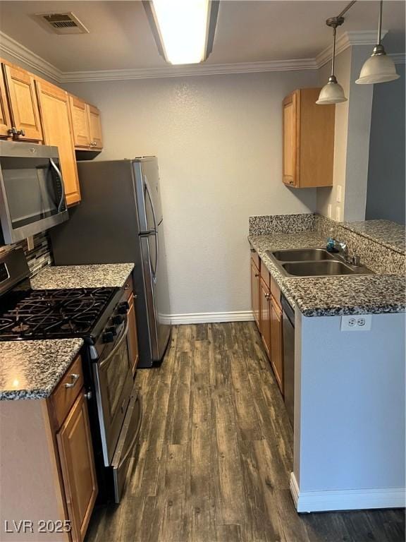 kitchen with visible vents, crown molding, appliances with stainless steel finishes, dark wood finished floors, and baseboards