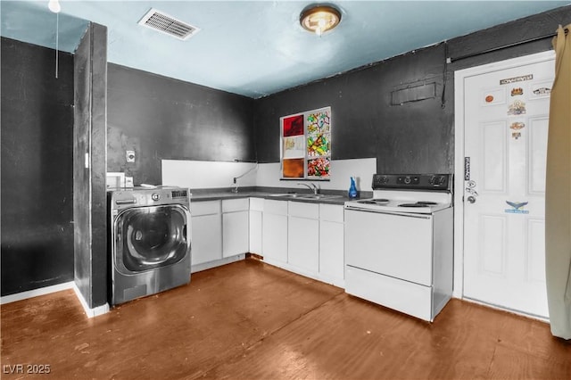laundry room featuring washer / dryer, laundry area, visible vents, and a sink