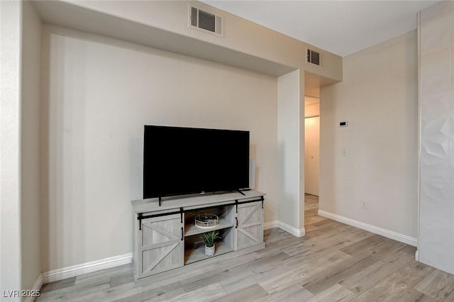 living area featuring light wood-style flooring, baseboards, and visible vents