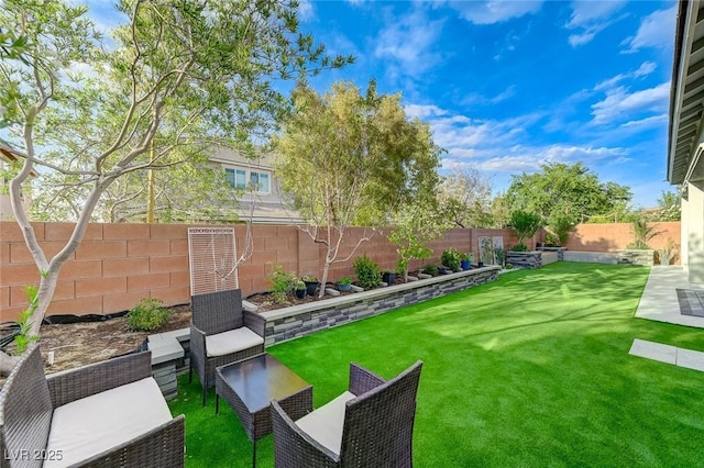 view of yard with a fenced backyard and outdoor lounge area