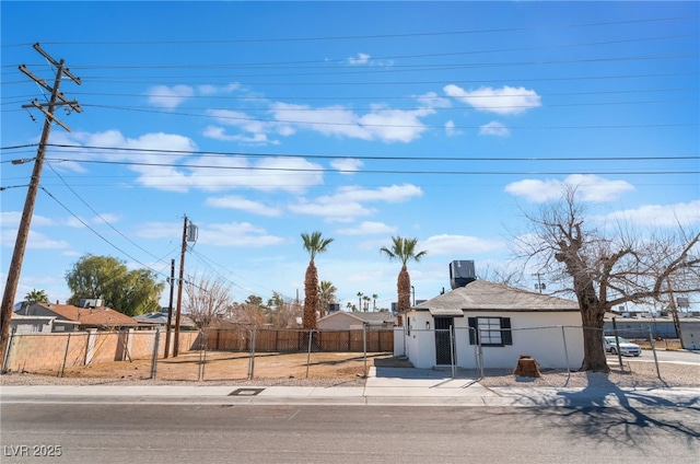 view of front facade with a fenced front yard