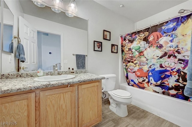 bathroom featuring toilet, vanity, shower / bath combo, and wood finished floors