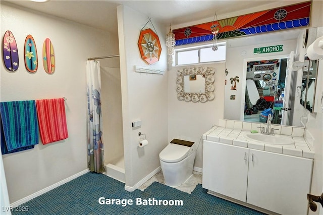 bathroom with vanity, toilet, a shower with shower curtain, and baseboards