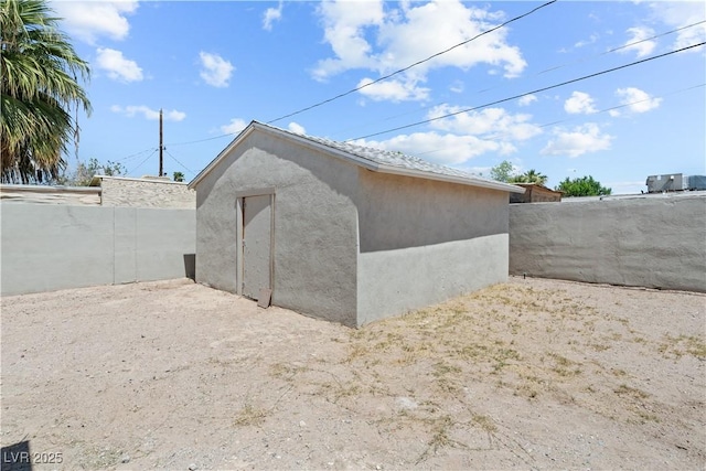 view of outdoor structure with fence and an outdoor structure