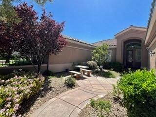 view of yard with a patio