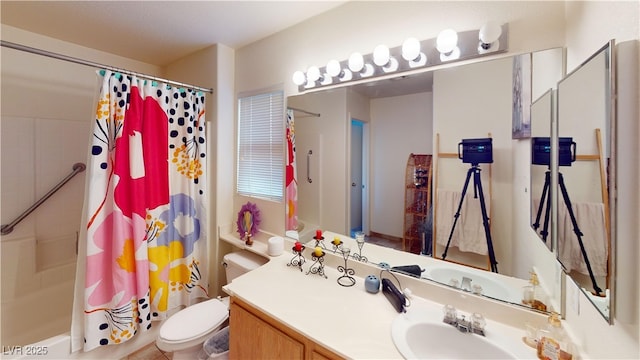 full bath featuring vanity, toilet, and a shower with curtain