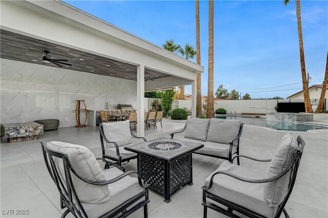 view of patio featuring an outdoor living space with a fire pit, ceiling fan, a fenced backyard, and outdoor dining space