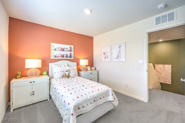 bedroom featuring light colored carpet, visible vents, baseboards, and recessed lighting