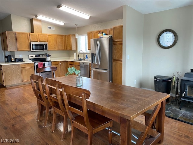 kitchen with visible vents, a sink, vaulted ceiling, light countertops, and appliances with stainless steel finishes