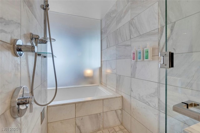 bathroom featuring a tile shower