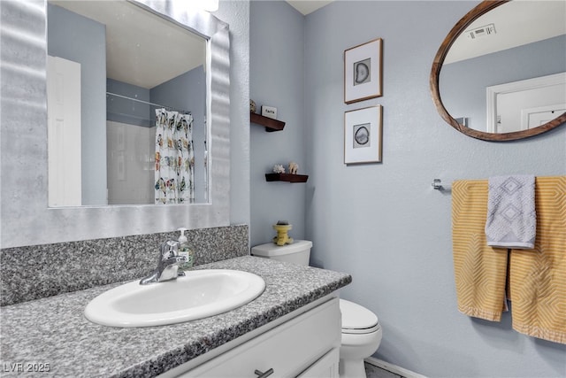full bath with toilet, a shower with shower curtain, vanity, and baseboards