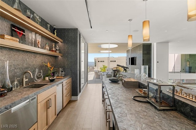 13 Rockstream Dr, Henderson, NV 89012 - indoor wet bar featuring light wood-style floors, dishwashing machine, dishwasher, tasteful backsplash, and pendant lighting
