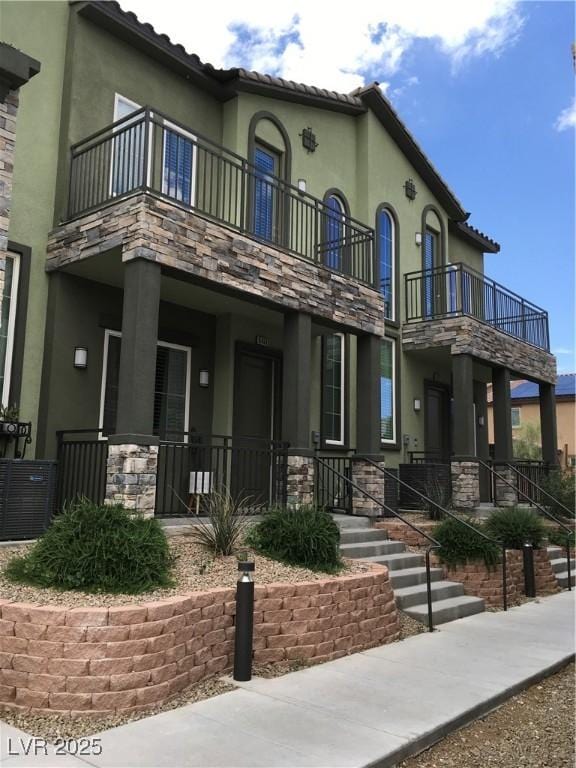 view of front of property featuring stucco siding and a balcony