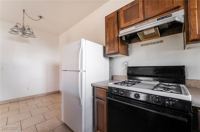 5655 E Sahara Ave Unit 1037, Las Vegas, NV 89142 - kitchen featuring range with gas cooktop, under cabinet range hood, freestanding refrigerator, decorative light fixtures, and a chandelier