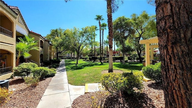view of property's community featuring a lawn