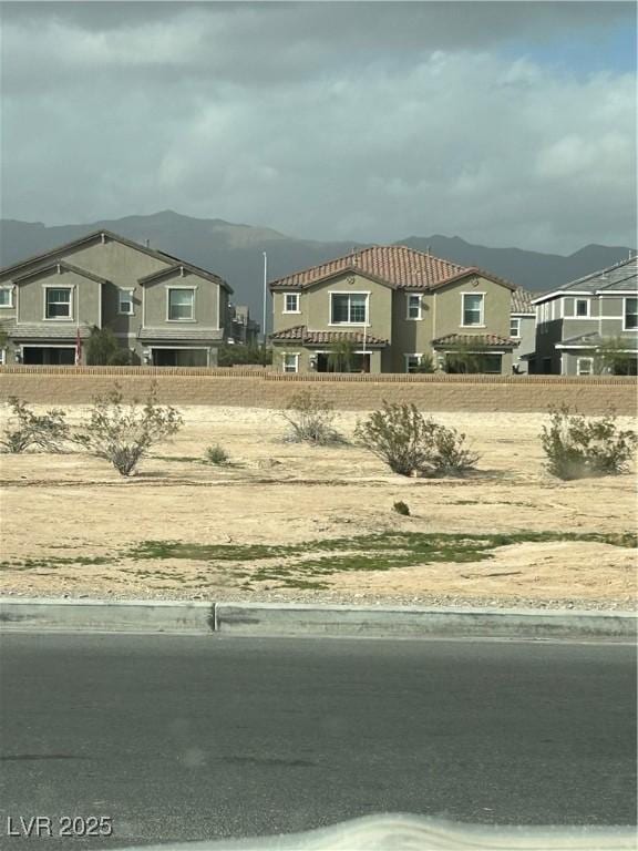 view of yard featuring a mountain view