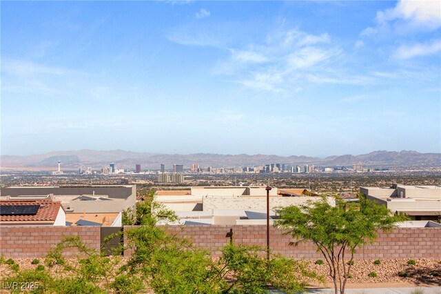 view of city featuring a mountainous background