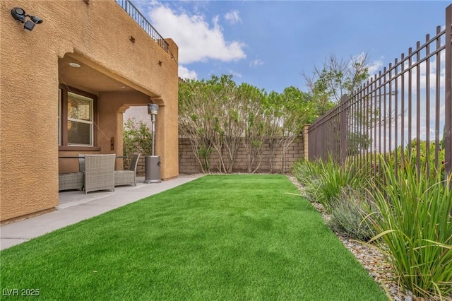 view of yard featuring a patio area