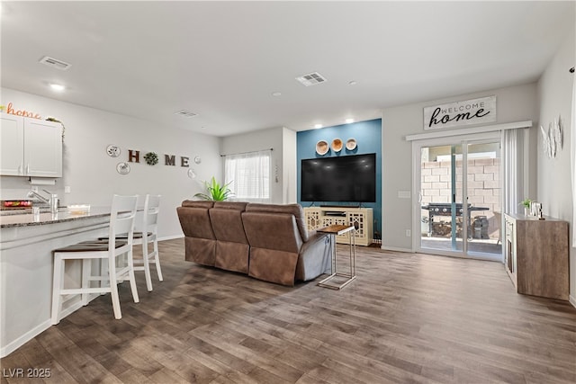 living area with dark wood-style floors, recessed lighting, and baseboards