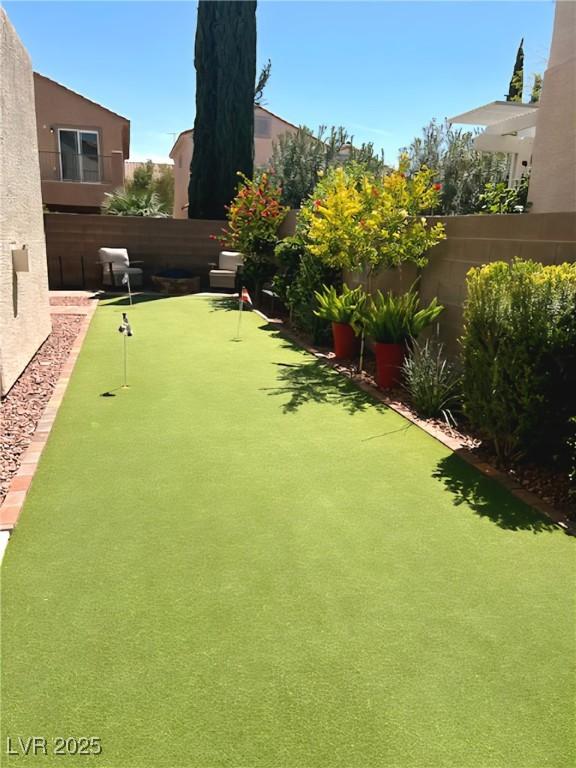 view of yard featuring a putting green