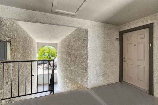 property entrance featuring a balcony