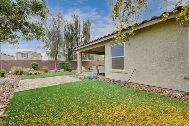 view of yard featuring a patio area