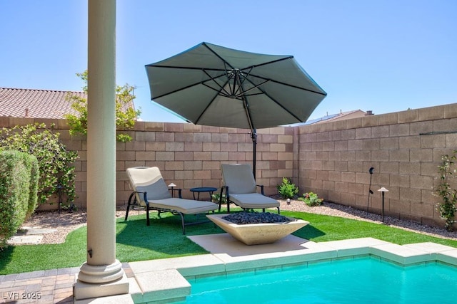 view of swimming pool