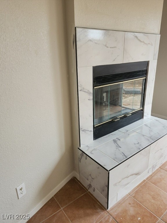 4285 El Como Way, Las Vegas, NV 89121 - detailed view of a glass covered fireplace and a textured wall
