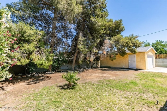 1127 Melville Dr, Las Vegas, NV 89102 - view of green lawn featuring driveway and a garage