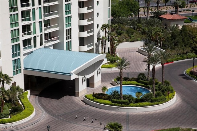 view of apartment building / complex